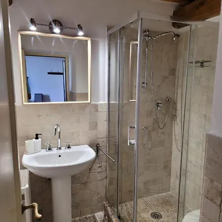 La Villa Apartments - Convenient For Sardinia And Corsica - 4-5 Beds -Private Parking Included With Camera Livorno Esterno foto