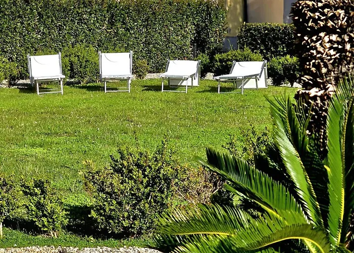 La Villa Apartments - Convenient For Sardinia And Corsica - 4-5 Beds -Private Parking Included With Camera