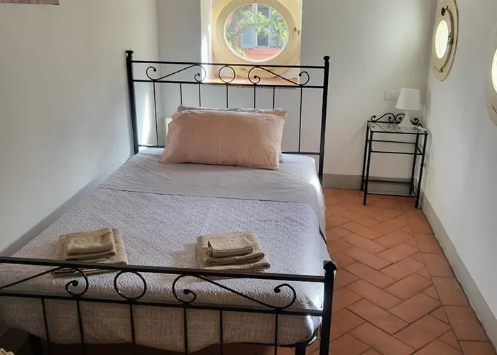 La Villa Apartments - Convenient For Sardinia And Corsica - 4-5 Beds -Private Parking Included With Camera