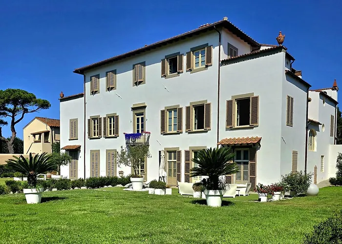 La Villa Apartments - Convenient For Sardinia And Corsica - 4-5 Beds -Private Parking Included With Camera
